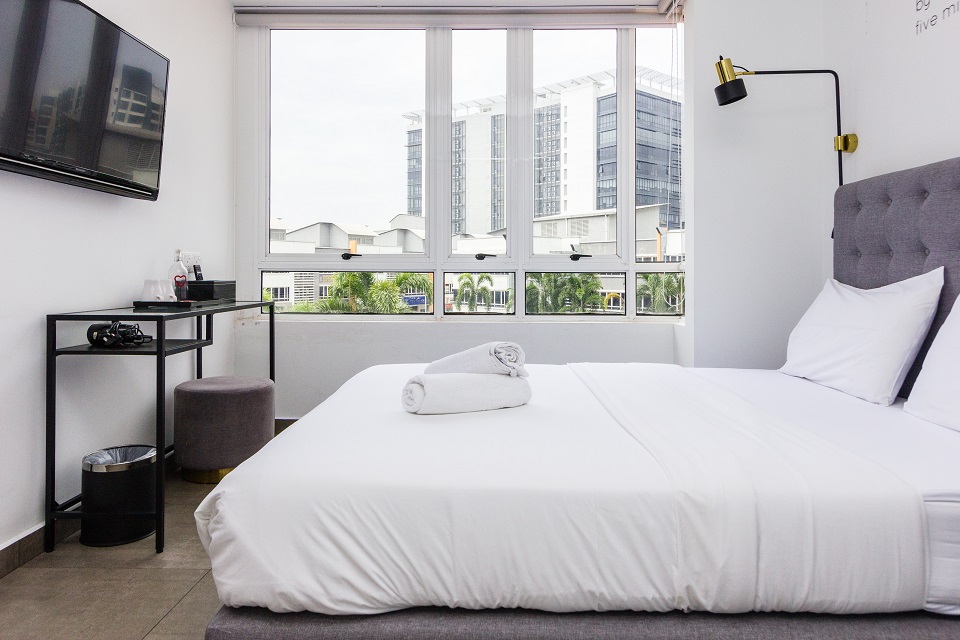 R211 4405 Linen Wall